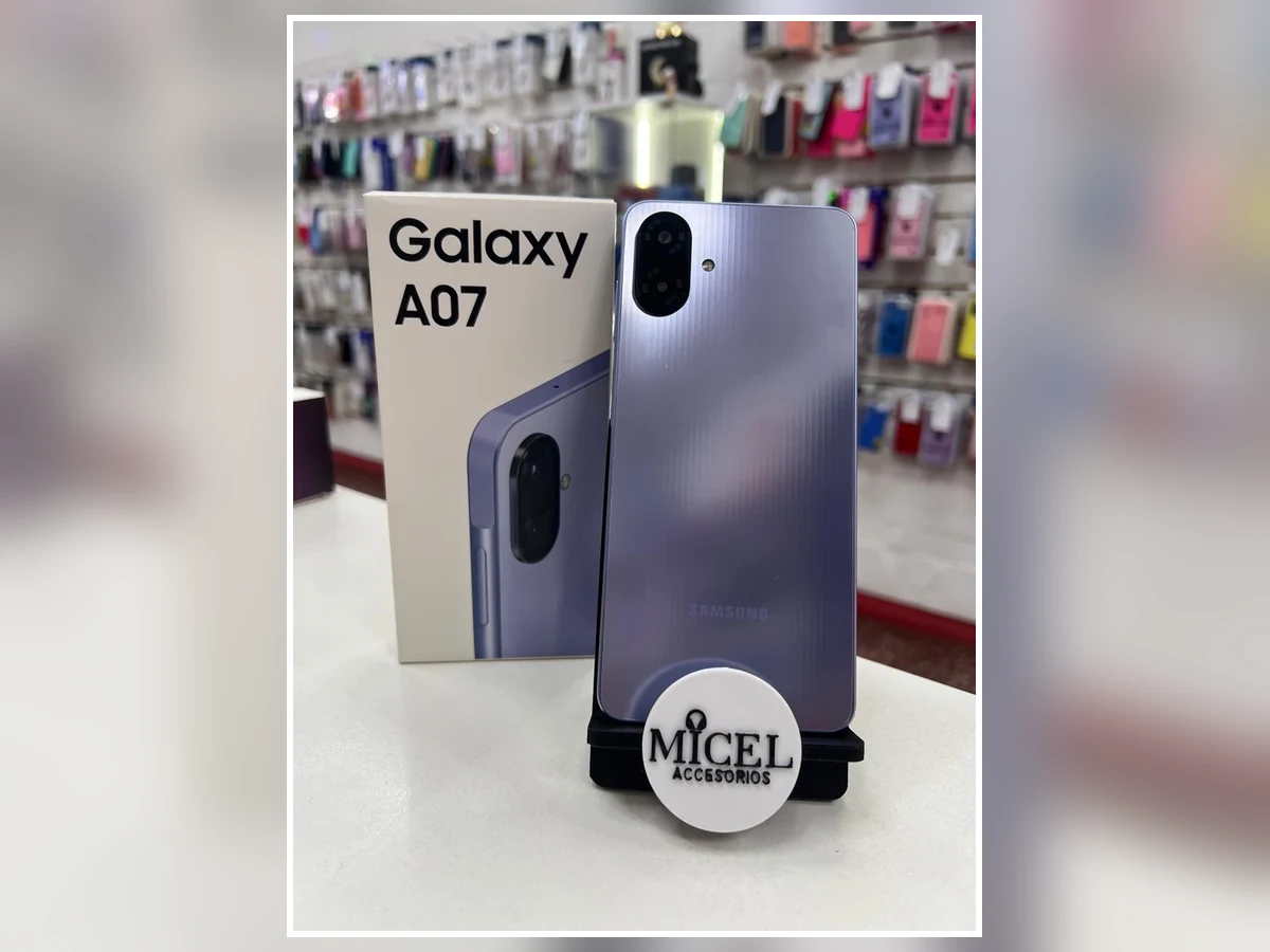 Foto de Samsung Galaxy A07 lila en soporte de MICEL.