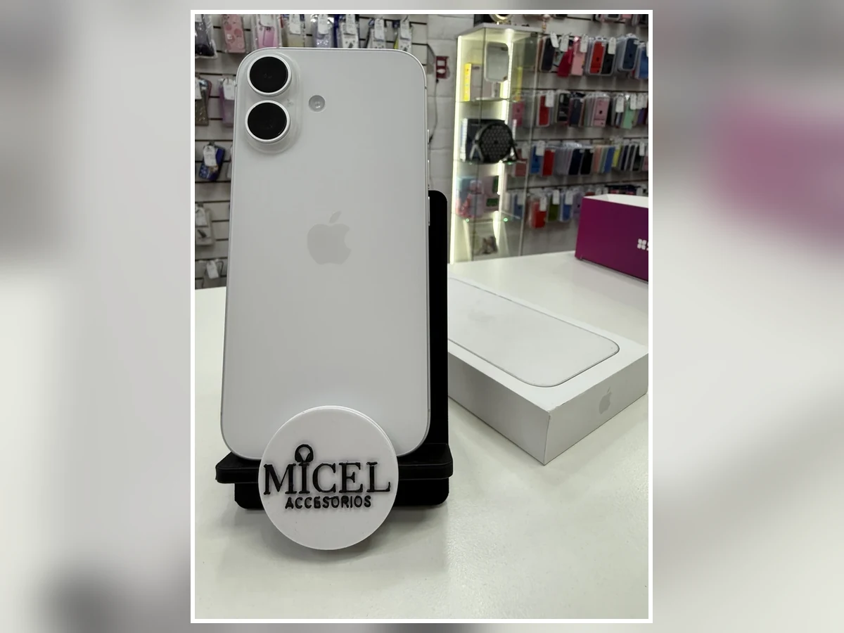 Foto de iPhone blanco en soporte MICEL, dentro de la tienda.