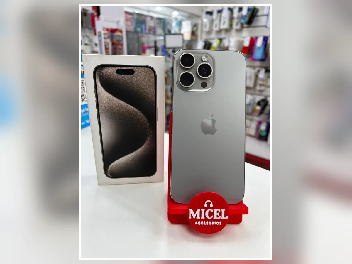 Foto de iPhone Pro plateado en soporte rojo de MICEL.