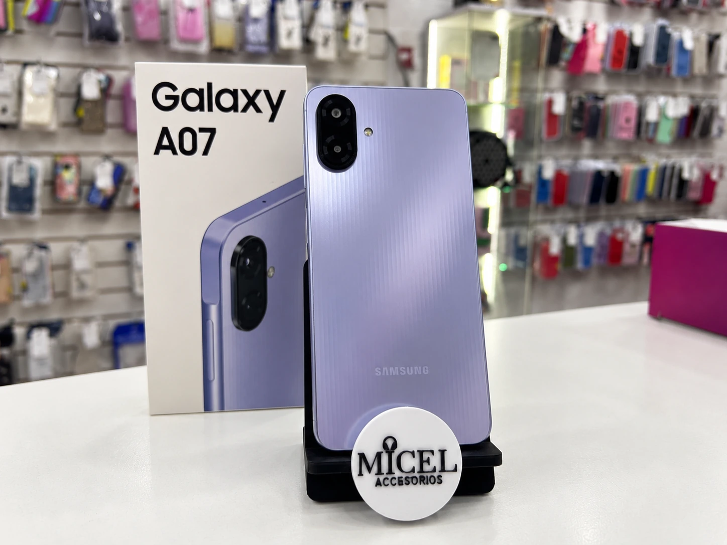 Imagen ilustrativa de Samsung Galaxy A07 lila en soporte negro MICEL.