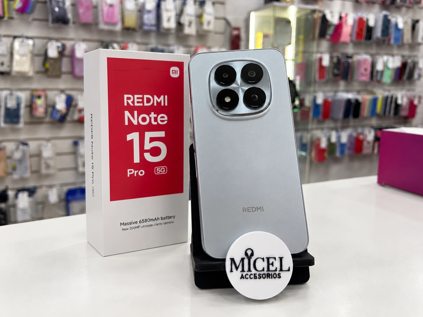 Imagen ilustrativa de teléfono Xiaomi Redmi sobre soporte negro MICEL.