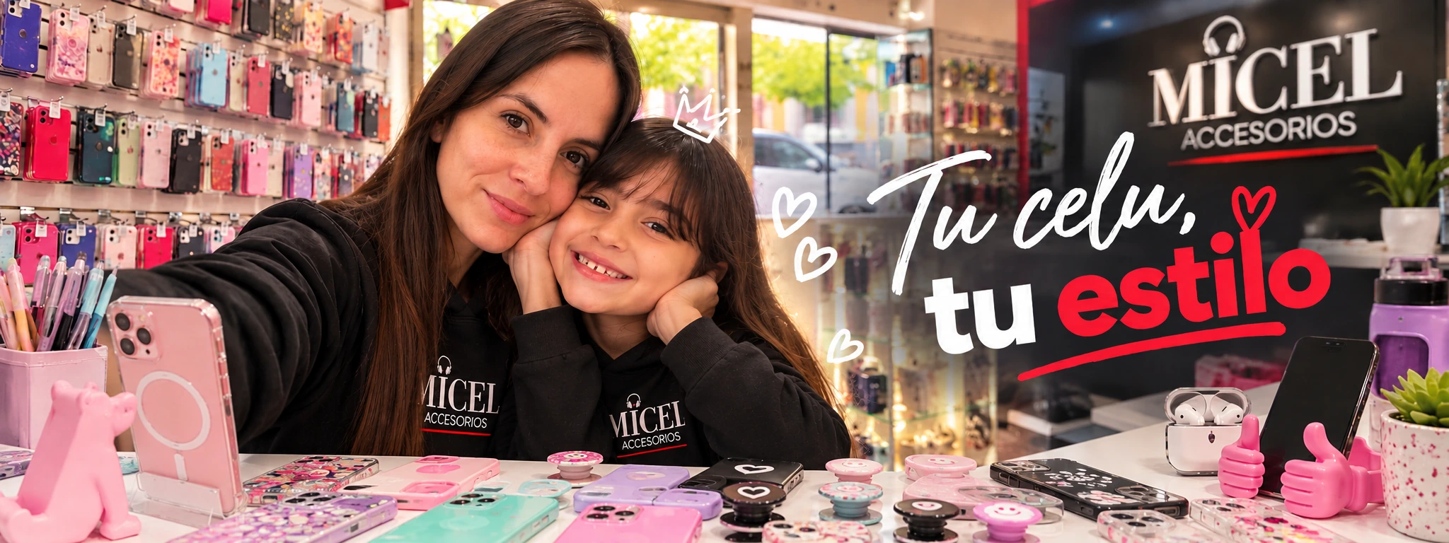 Portada con mamá e hija en MICEL, apoyadas sobre el mostrador con fundas y Popsockets.